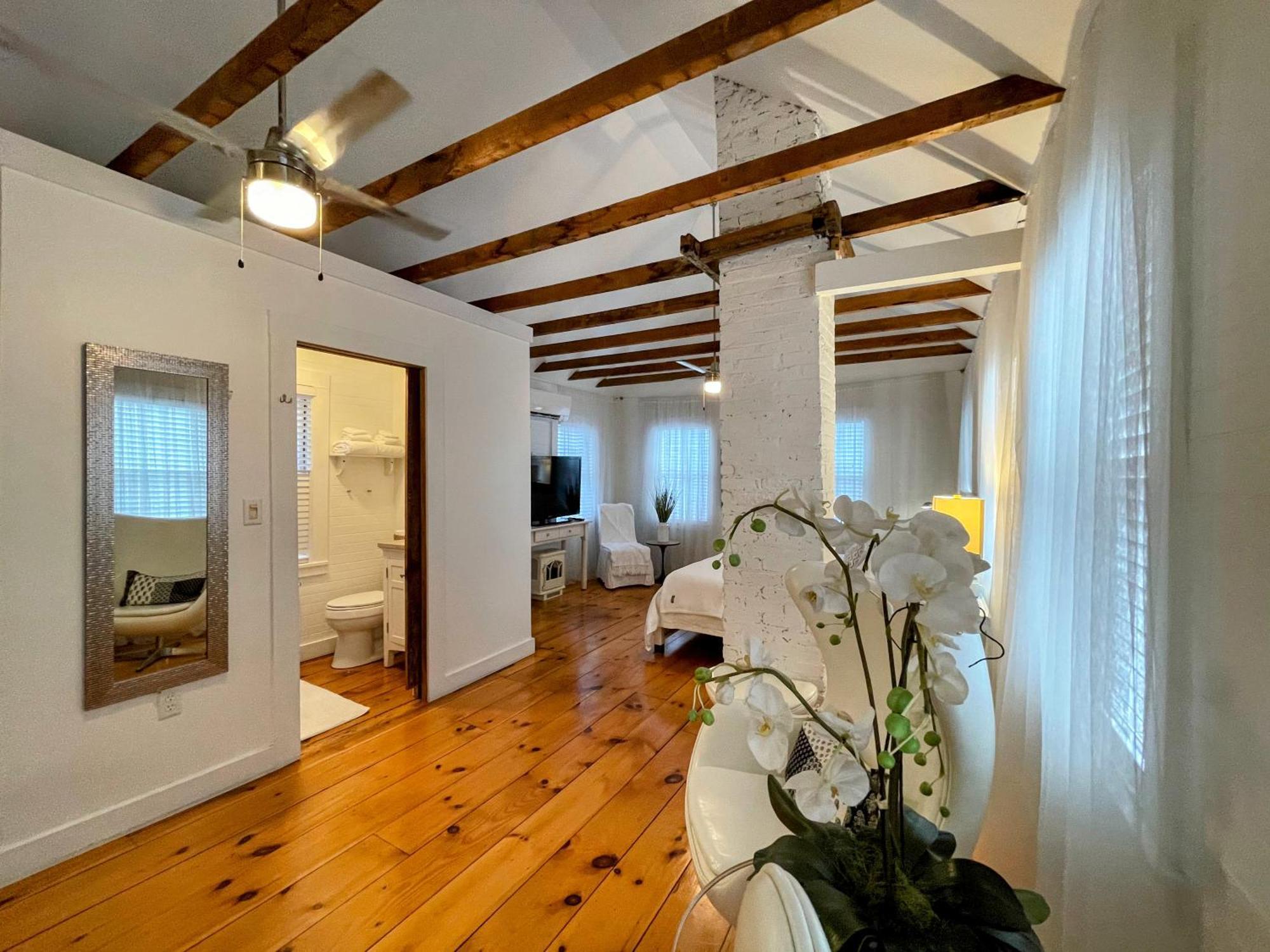 An Authentic, Rustic Luxurious Little Single Family Home In Old Town. All Yours. Marblehead Exterior photo